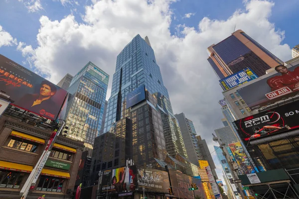纽约曼哈顿摩天大楼的美丽景色 以及建筑立面的广告牌 — 图库照片