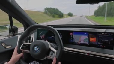 Otobanda kadın sürücüler tarafından kullanılan BMW iX40 elektrikli araba görüntüsü. İsveç.