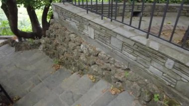 Ağır çekim. Güzel doğa manzarası. Merdivenler taşlarla süslenmiş. Yunanistan.