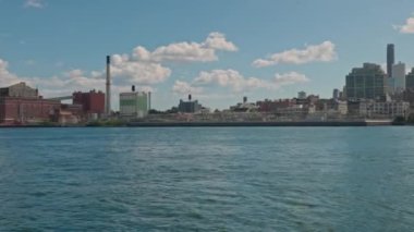 Brooklyn 'in Hudson Nehri' nin karşısındaki Brooklyn Köprüsü 'nün güzel manzarası. - New York. ABD.