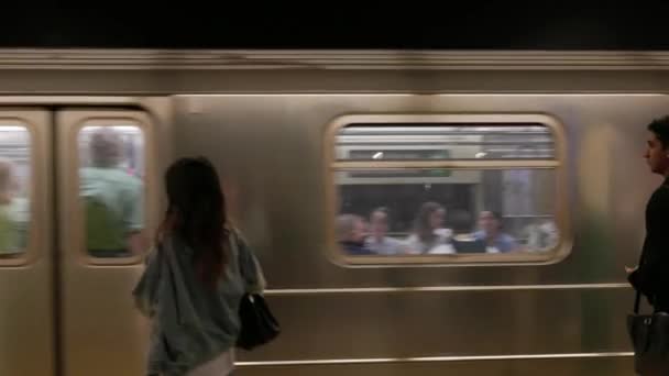 纽约地铁的内景 乘坐地铁和地铁内和站台上的乘客 — 图库视频影像