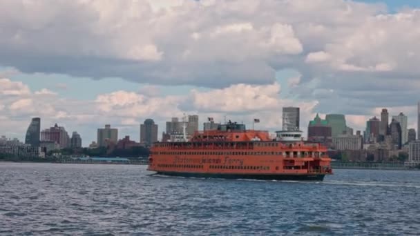 ニューヨーク ハドソン川沿いを通るスタテン島の観光フェリーの近景 ニューヨークだ アメリカ — ストック動画