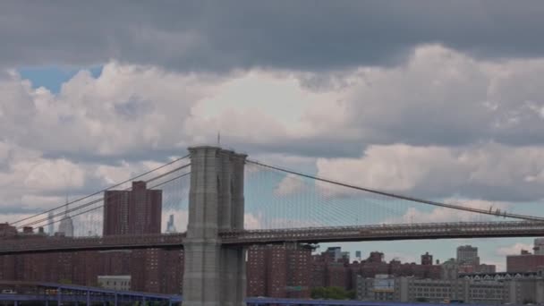 View Brooklyn Bridge Hudson River Passing Cars New York Usa — Stock Video