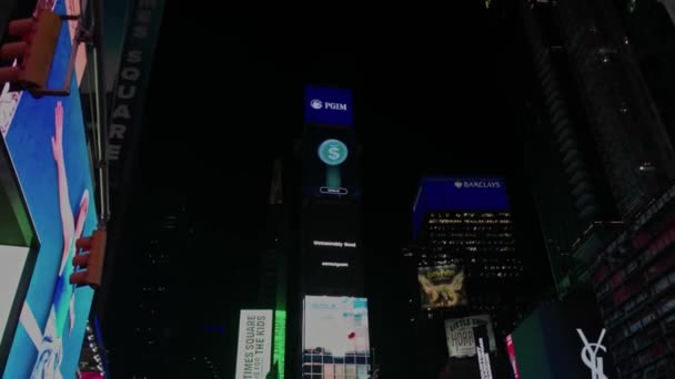 Gyönyörű Éjszakai Kilátás Manhattan Felhőkarcolóira Vörös Lépcsőházzal Time Square Broadway — Stock videók