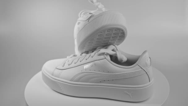 Вид Білі Пумські Кросівки Білий Диск Обертається Швеція — стокове відео