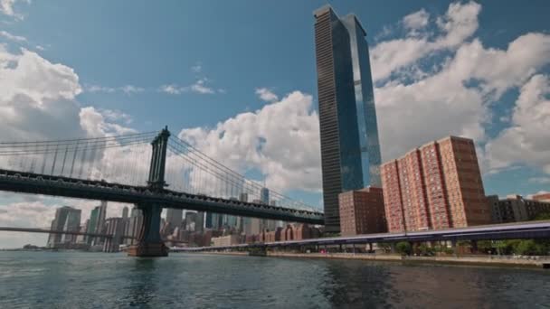 曼哈顿摩天大楼和布鲁克林大桥的壮丽景色映衬着蓝天白云 — 图库视频影像