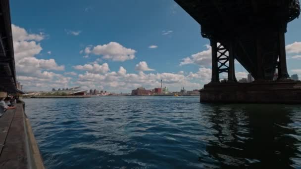 Bela Vista Espaço Sob Brooklyn Bridge Dia Ensolarado Nova Iorque — Vídeo de Stock