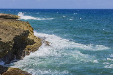 Atlantik Okyanusu 'nun kayalara çarpan turkuaz dalgalarının güzel manzarası. Aruba.