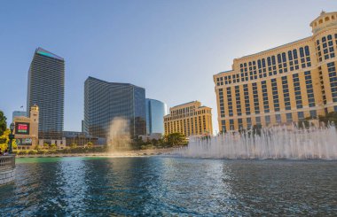 Strip yolundaki güneş gününde Bellagio Kumarhanesi 'nin fıskiyelerinin muhteşem manzarası. Las Vegas mı? Nevada, ABD. 