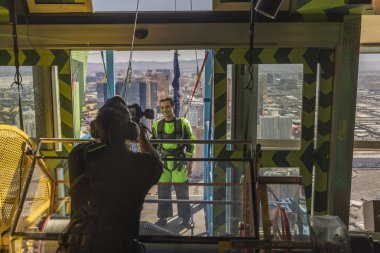 Gökyüzü Modülü masasına atlamadan önce fotoğraf çeken adam ve fotoğrafçının görüntüsü. Stratosfer Oteli, Nevada, Las Vegas. ABD. 