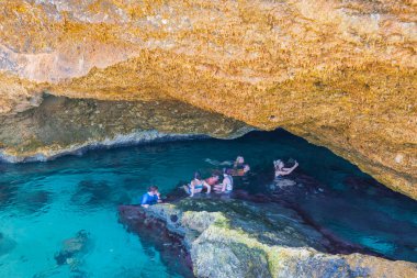 Atlantik Okyanusu 'nda doğal havuzda yüzen bir grup gencin güzel manzarası. Aruba. Oranjestad. 