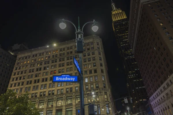 Empire State Binası Nın Cadde Broadway Caddesi Tabelası Arasındaki Gece — Stok fotoğraf