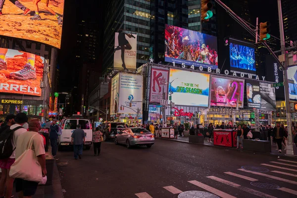 美丽的夜晚纽约的城市景观 时间广场上的人纽约 — 图库照片