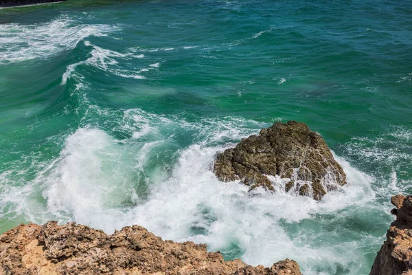 大石头之间的泡沫波浪美丽的景色 自然背景概念 阿鲁巴 — 图库照片
