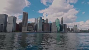 Beyaz bulutlu mavi gökyüzüne karşı Manhattan gökdelenlerinin güzel manzarası. - New York. ABD. 