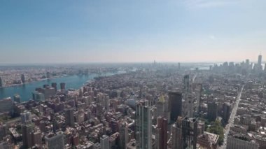 Manhattan 'daki gökdelenlerdeki Empire State Binası' nın panoramik manzarası. New York, ABD.