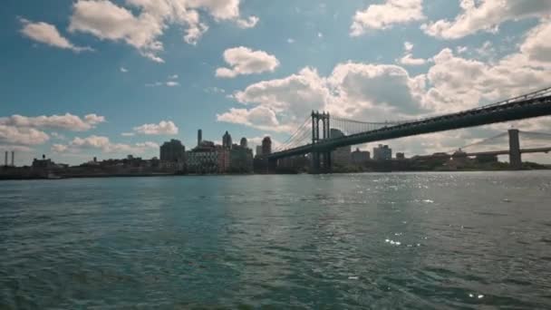 Великолепный Вид Манхэттенские Небоскребы Бруклинский Мост Против Голубого Неба Белыми — стоковое видео