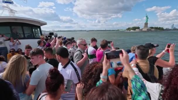 Άνθρωποι Στο Τουριστικό Σκάφος Ακολουθούν Άγαλμα Της Ελευθερίας Και Νησί — Αρχείο Βίντεο