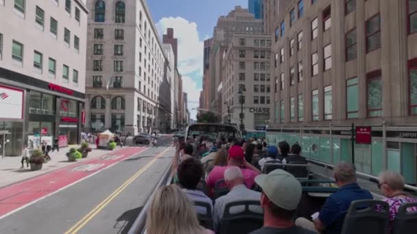 Lidé Otevřeném Stole Turistických Autobusů Projíždějících Centrem Manhattanu New Yorku — Stock video