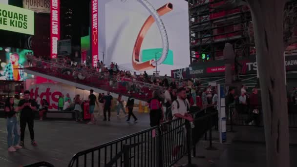 Widok Times Square Czerwonymi Schodami Ludźmi Spacerującymi Nocą Broadwayu Nowy — Wideo stockowe