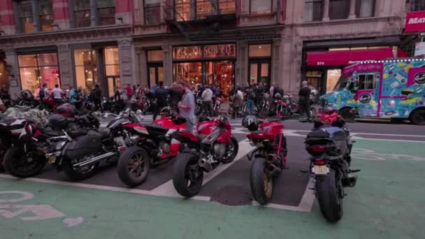 Hermosa Vista Noche Broadway Manhattan Reunión Los Ciclistas Nueva York — Vídeos de Stock