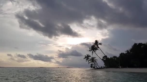 Krásný Výhled Při Západu Slunce Indickém Oceánu Pobřeží Písečné Pláže — Stock video