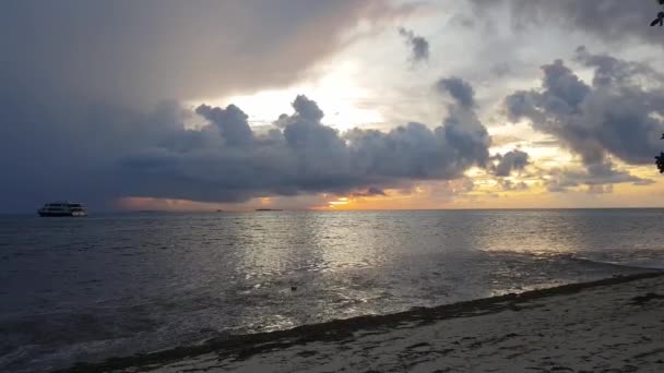 Hint Okyanusu Nda Gün Batımının Güzel Manzarası Maldivler — Stok video