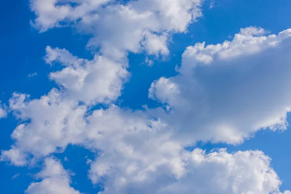 晴れた日には白い雲と青い空の美しい景色 — ストック写真