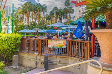 Açık hava otel restoranında kahvaltı yapan turistlerin görüntüsü. Las Vegas mı? ABD. 
