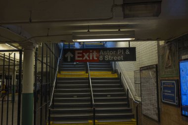Manhattan 'da Astor Pl ve 8. Cadde' deki metro çıkışının görüntüsü. - New York. ABD.