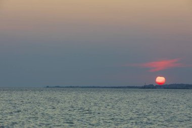 Akdeniz 'de gün batımının güzel manzarası. Yunanistan adası. 