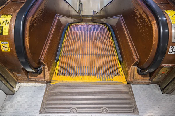 Mağazanın Aşağısındaki Eski Ahşap Yürüyen Merdiven Manzarasını Kapatın New York — Stok fotoğraf