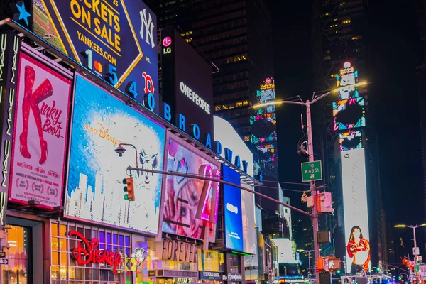 纽约曼哈顿百老汇大街上美丽的夜景和明亮的广告屏风 — 图库照片