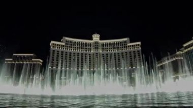 Geceleri Bellagio Oteli 'nin çeşmelerine bakan Las Vegas manzarası. Las Vegas mı? Zaman aşımı. ABD. 