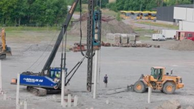 Yığınla sürüş makinesinin inşaat alanına yığılma görüntüsü. İsveç. 