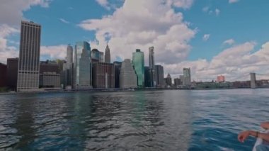 Manhattan 'ın gökdelenlerine tepeden bakan Hudson Nehri' nde turist gezisi. - New York. ABD. 