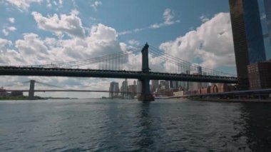 Hudson Nehri üzerindeki Brooklyn Köprüsü 'nün güzel panoramik manzarası. - New York. ABD.