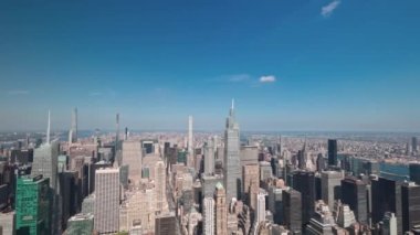 Manhattan 'daki gökdelenler üzerindeki Empire State binasının panoramik manzarası. New York, ABD.