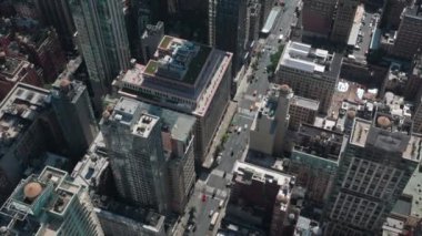 New York 'ta hareketli trafiği olan Manhattan sokaklarının güzel manzarası. ABD.