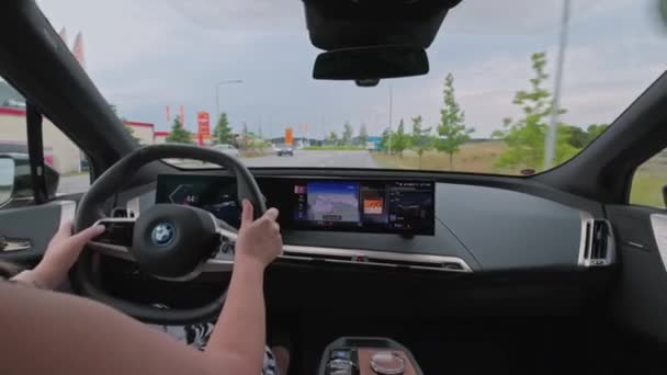 Жінка Їде Розкішним Електромобілем Bmw Ix40 Шосе Місті Швеція — стокове відео