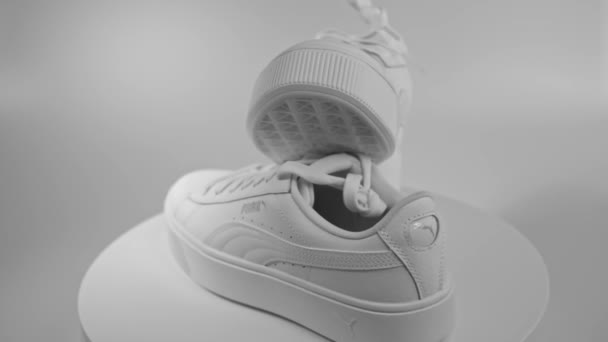 Vista Vicino Delle Sneakers Puma Bianche Disco Rotante Bianco Svezia — Video Stock