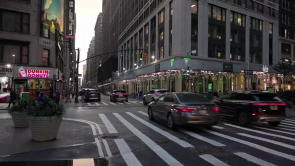 Večerní Pohled Manhattan Broadwayi New Yorku Hustým Provozem Pozadí Mrakodrapů — Stock video