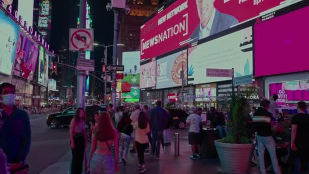 Gyönyörű Kilátás Nyílik Broadway Éjszaka Emberek Sétálnak New York Ban — Stock videók