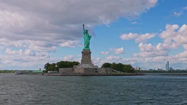 Pohled Sochu Svobody Ostrově Svobody New Yorku Pozadí Modré Oblohy — Stock video