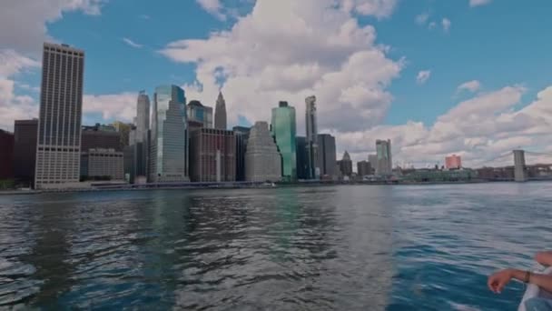 Вид Туристов Посещающих Экскурсию Лодке Реке Гудзон Видом Небоскребы Манхэттена — стоковое видео
