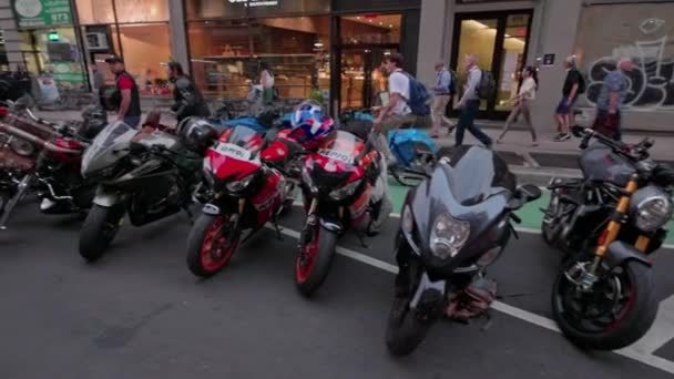 在骑自行车的人会面时 可以看到百老汇大街上停放着摩托车的夜景 — 图库视频影像