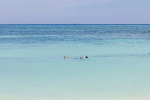 Widok Kobiety Leżącej Powierzchni Wody Oceanu Atlantyckiego Aruba — Zdjęcie stockowe