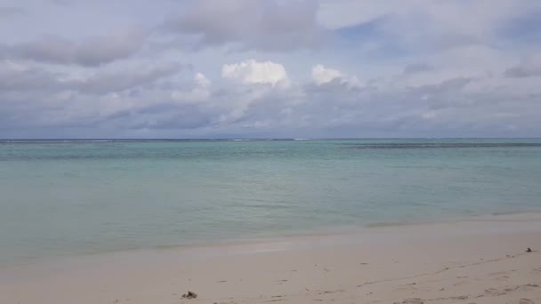 Nádherný Výhled Klidnou Tyrkysovou Vodu Indického Oceánu Bílou Písečnou Pláží — Stock video