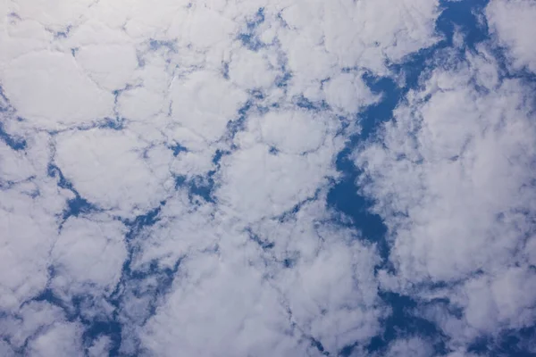 夏の日に白い雲と青い空の美しい景色 — ストック写真