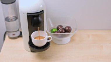 Kapsül kahve makinesinden kahve doldurma sürecinin yakın görüntüsü. İsveç.